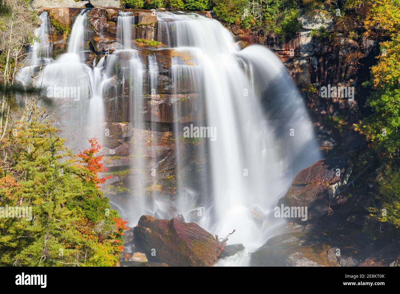 Whitewater Falls, North Carolina, USA in der Herbstsaison. Stockfoto