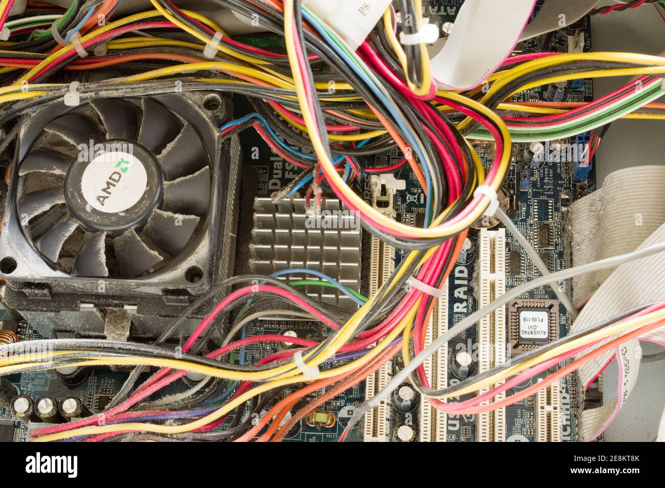 Arnhem, Niederlande - 24. Januar 2021: Das Innere eines modernen Desktop-Computers mit Elektronik- und Hardwarekomponenten Stockfoto