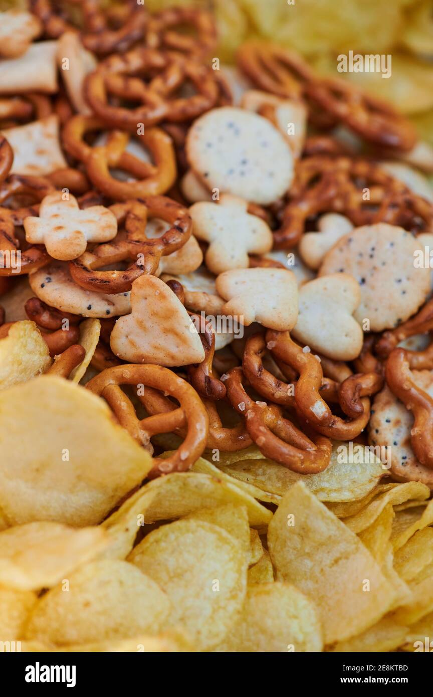 Nahaufnahme einer Snack-Sorte wie Brezel und Kartoffel Chips Stockfoto