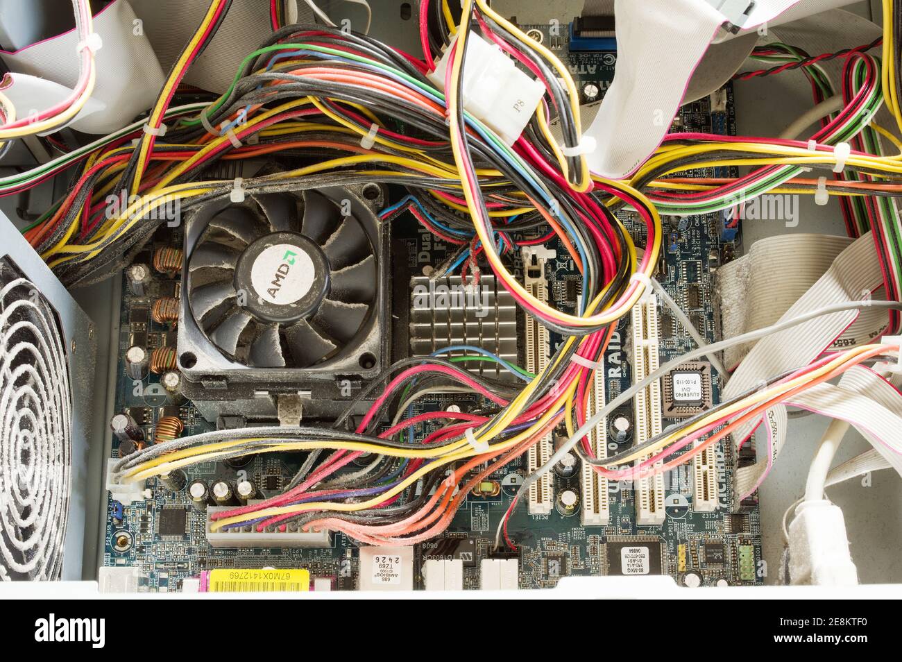 Arnhem, Niederlande - 24. Januar 2021: Das Innere eines modernen Desktop-Computers mit Elektronik- und Hardwarekomponenten Stockfoto