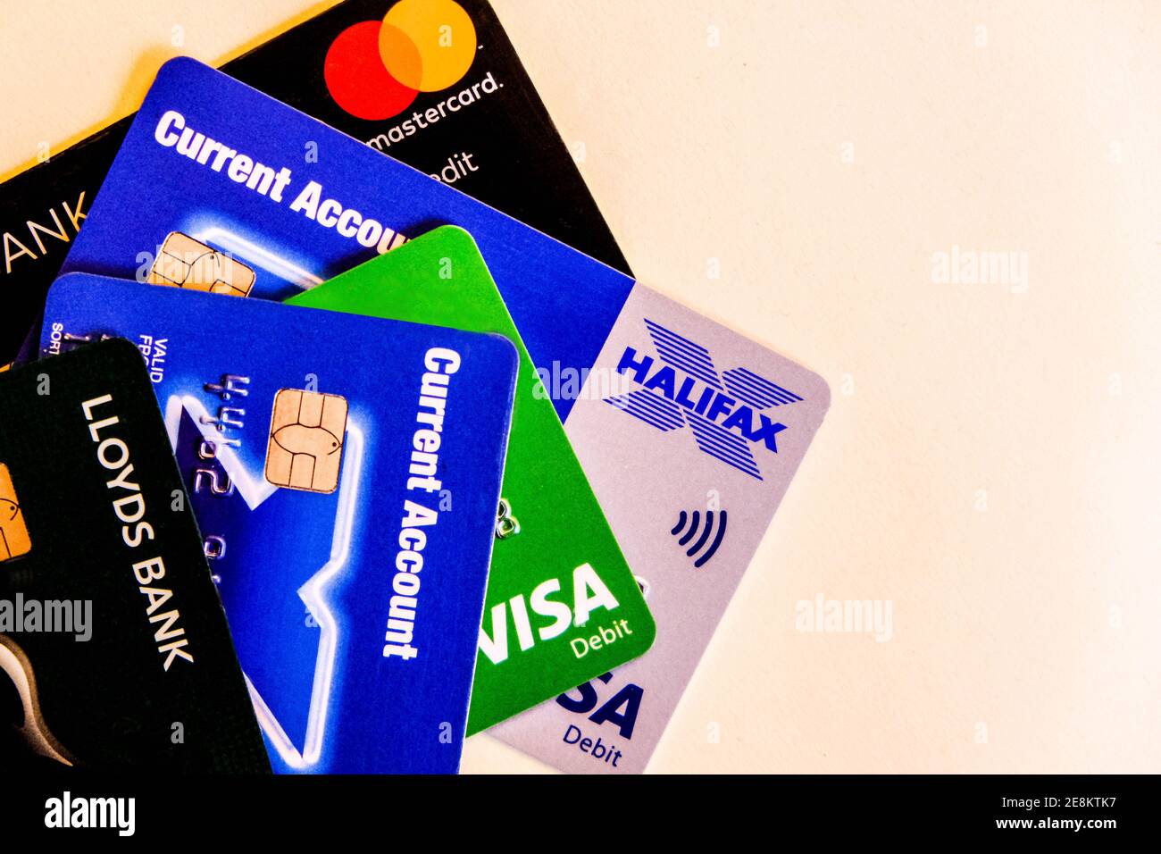 London UK, Januar 26 2021, Auswahl der Bank Debit und Kreditkarten ohne Menschen als Menschen nutzen Kredit in Zeiten der finanziellen Not Stockfoto