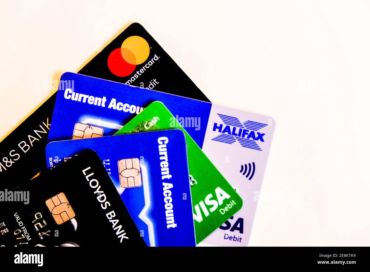 London UK, Januar 26 2021, Auswahl der Bank Debit und Kreditkarten ohne Menschen als Menschen nutzen Kredit in Zeiten der finanziellen Not Stockfoto