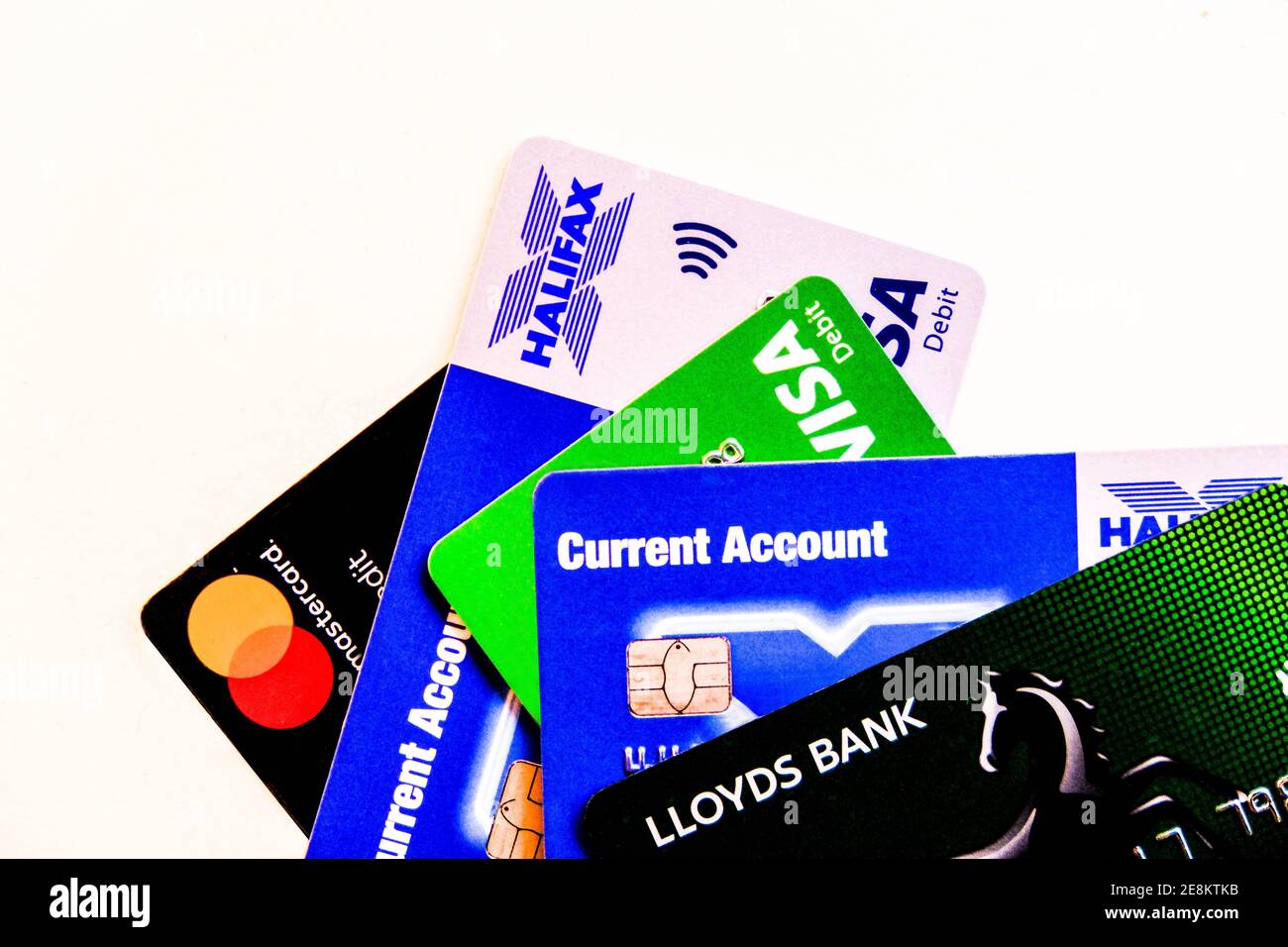 London UK, Januar 26 2021, Auswahl der Bank Debit und Kreditkarten ohne Menschen als Menschen nutzen Kredit in Zeiten der finanziellen Not Stockfoto