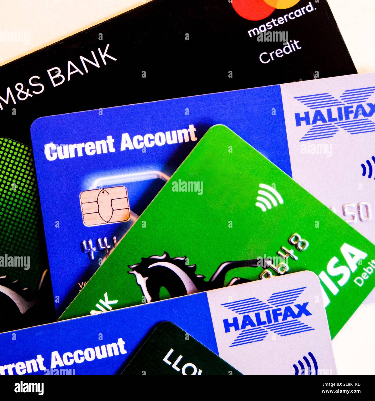 London UK, Januar 26 2021, Auswahl der Bank Debit und Kreditkarten ohne Menschen als Menschen nutzen Kredit in Zeiten der finanziellen Not Stockfoto