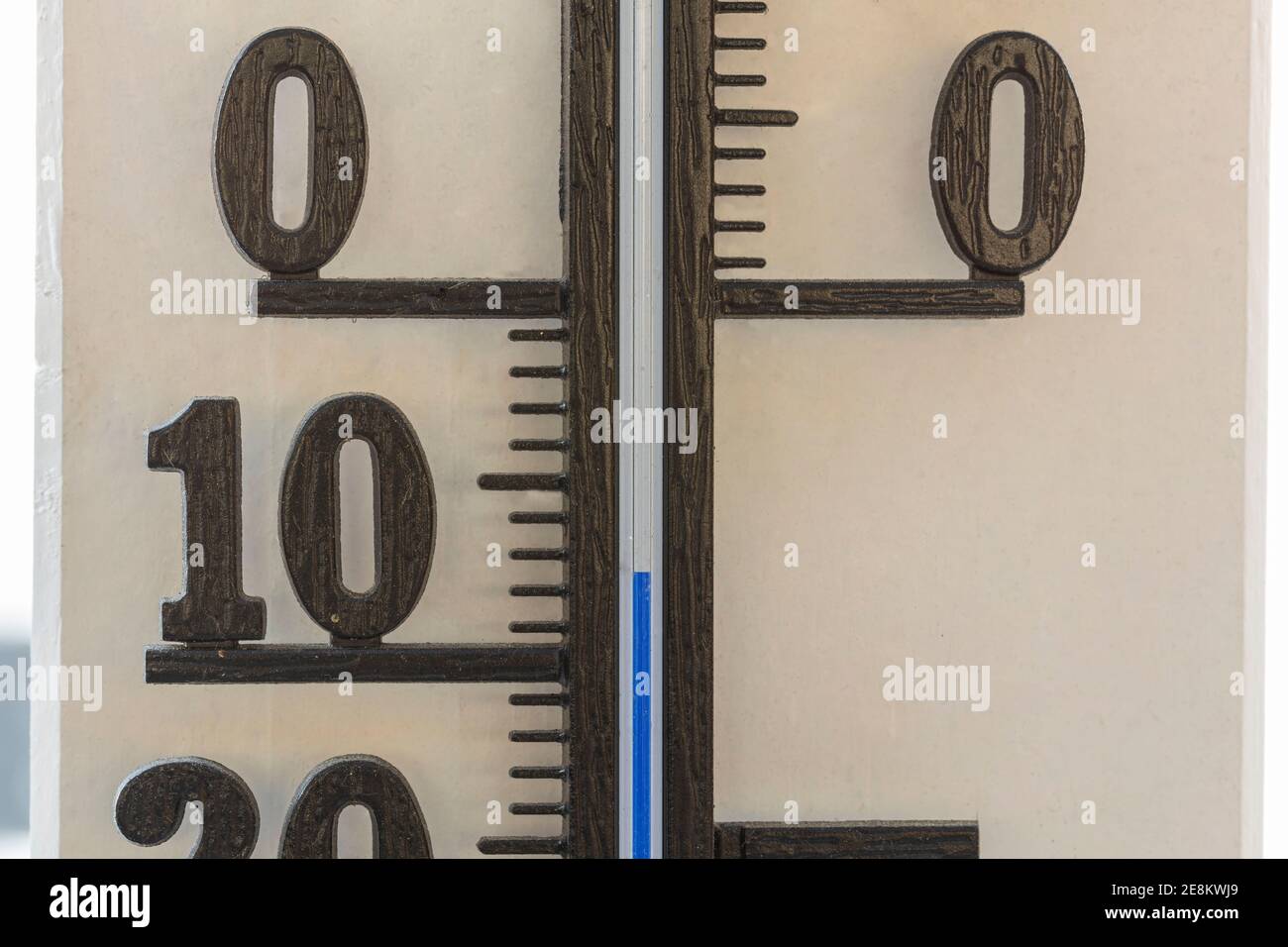 Nahaufnahme des Außenthermometers auf der weißen Holzsäule. Schöne Winterhintergründe. Stockfoto