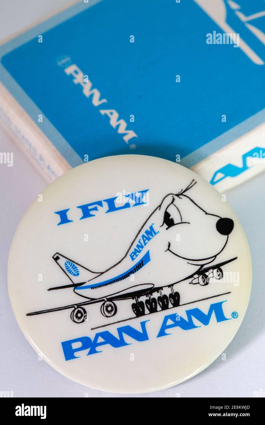 Vintage Pan American World Airways Werbenadel und Box mit Souvenir-Spielkarten, USA Stockfoto