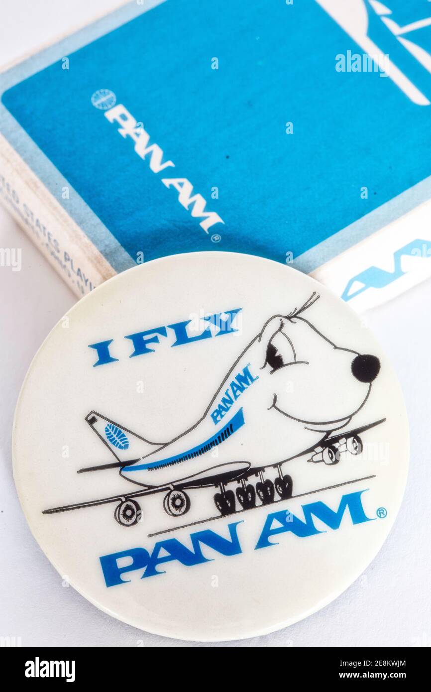 Vintage Pan American World Airways Werbenadel und Box mit Souvenir-Spielkarten, USA Stockfoto