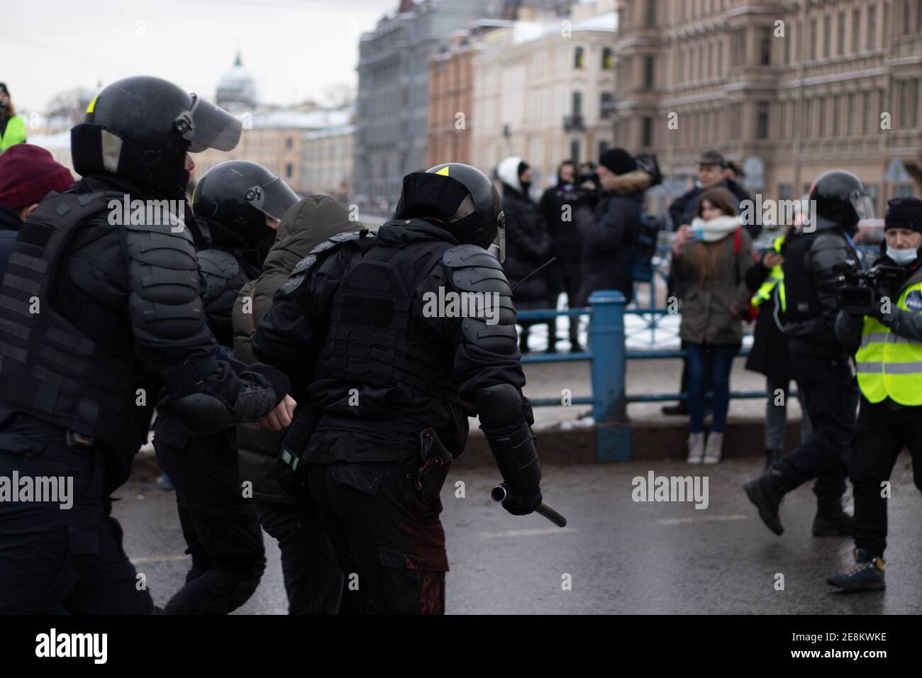 Sankt Petersburg, Russland - 31. Januar 2021: Protest in Russland für die Freiheit von Navalny, Menschen protestieren gegen Putin, illustrative Editorial Stockfoto