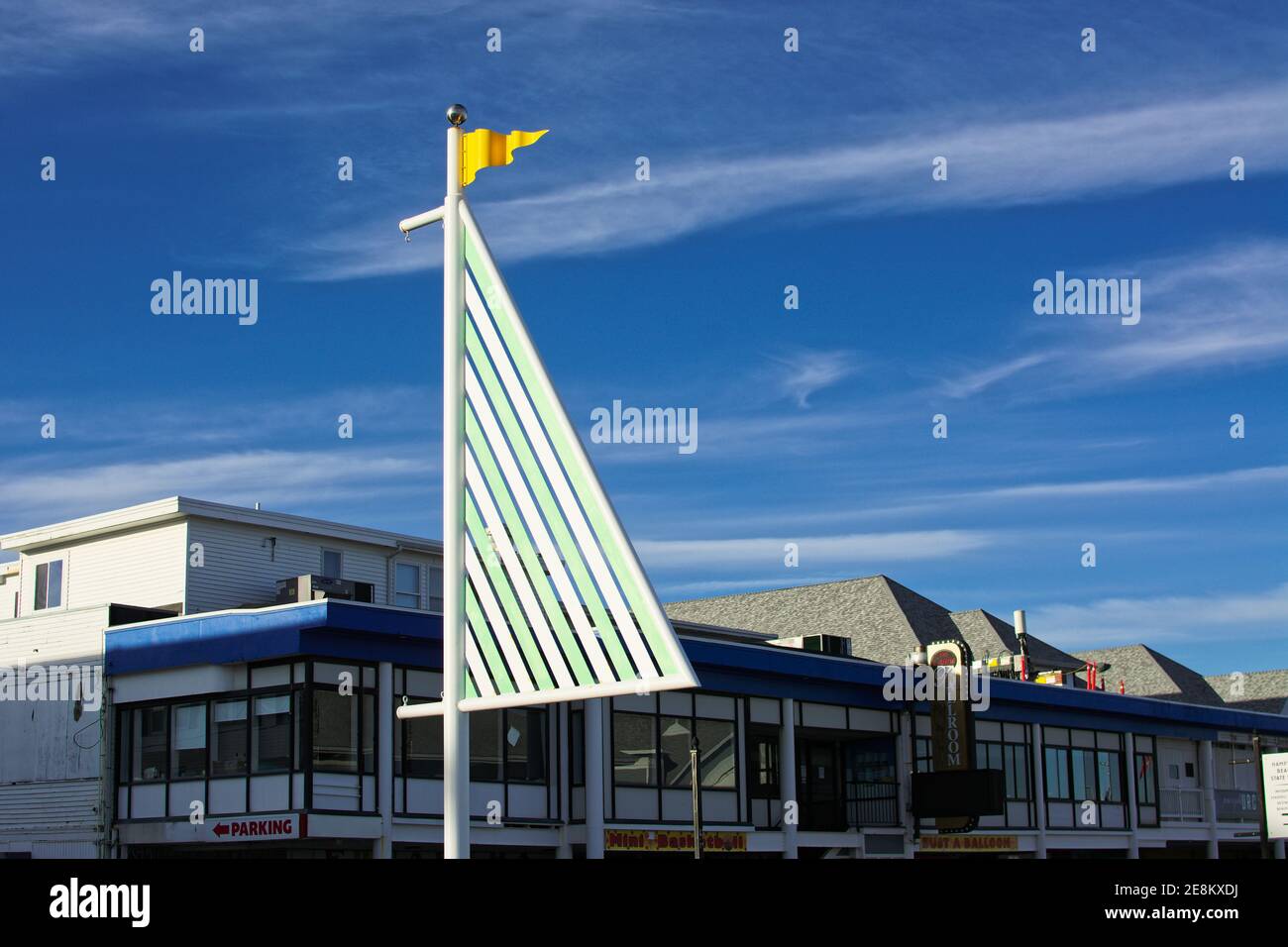 Hampton Beach State Park - Hampton, New Hampshire - EIN Blick auf den Hampton Beach Ballroom vom Strand aus an einem hellen Wintertag, wenn die Sonne beginnt zu scheinen Stockfoto