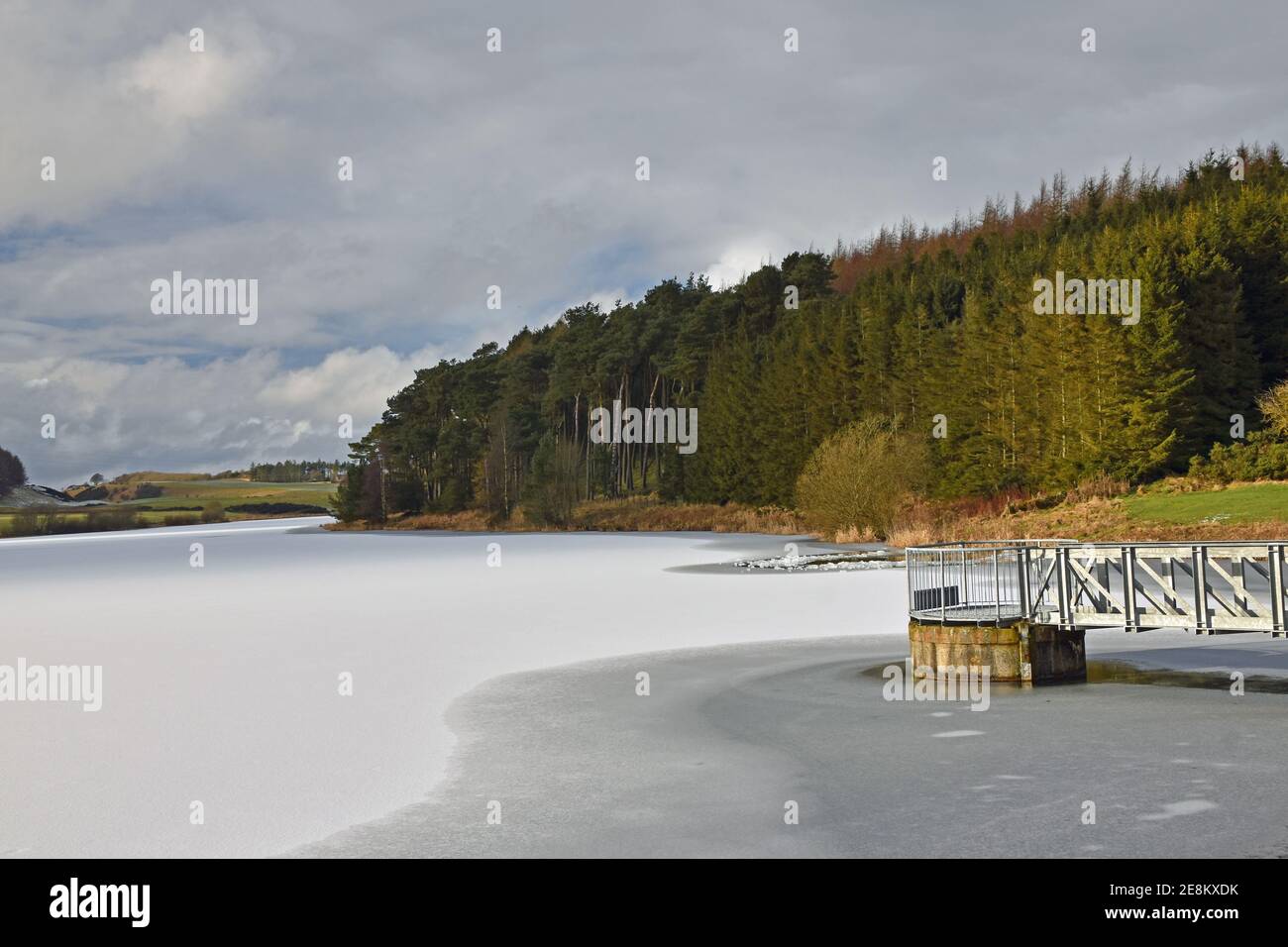 Winterlandschaft des gefrorenen Sees in Fife, Schottland Stockfoto