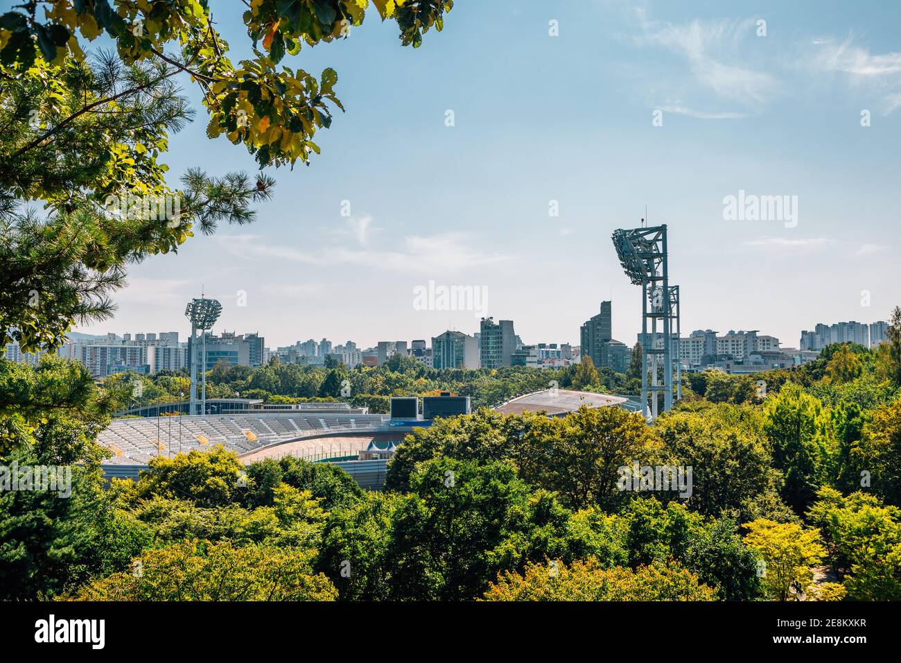 Olympiapark grüner Wald und Stadtbild in Seoul, Korea Stockfoto