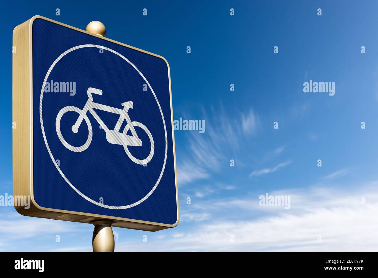Nahaufnahme eines blauen Straßenzeichens einer Fahrradspur auf einem klaren blauen Himmel mit Wolken und Kopierraum. Europa, Fotografie. Stockfoto