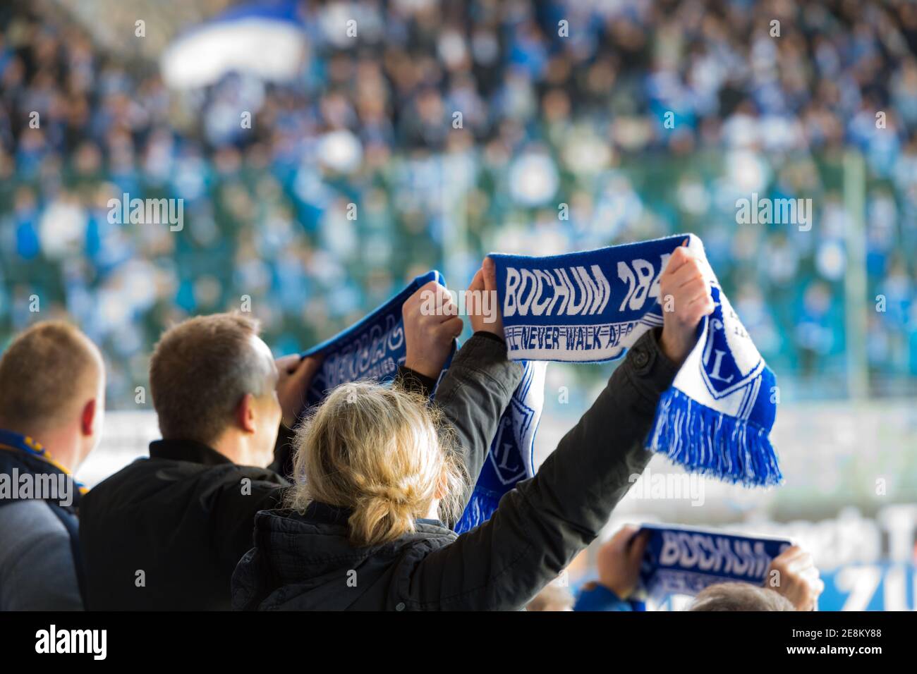 Ein Fußballspiel des VfL Bochum im Vonovia Ruhrstadion. Innenansichten des Stadions mit Fans. Stockfoto