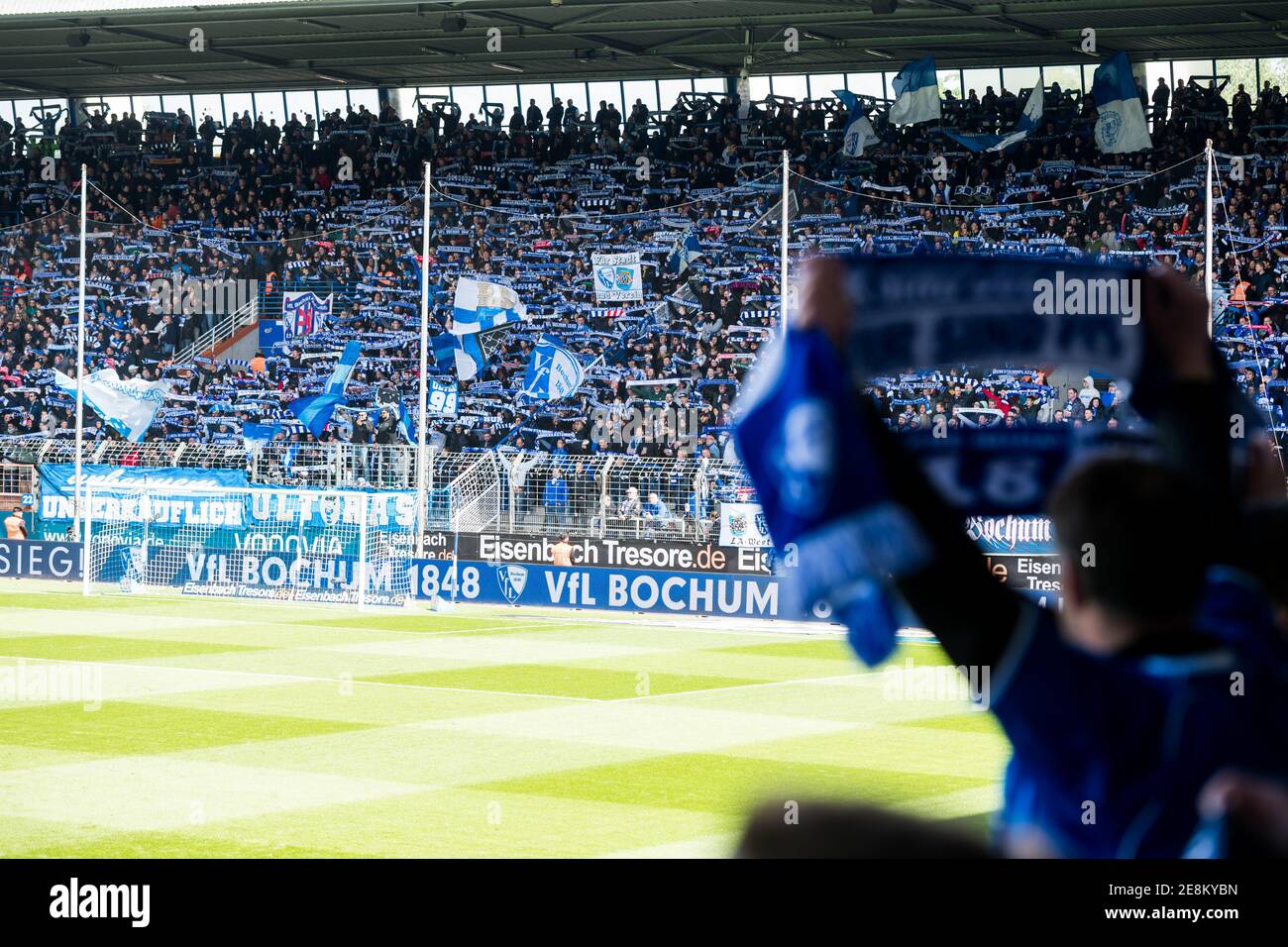 Ein Fußballspiel des VfL Bochum im Vonovia Ruhrstadion. Innenansichten des Stadions mit Fans. Stockfoto
