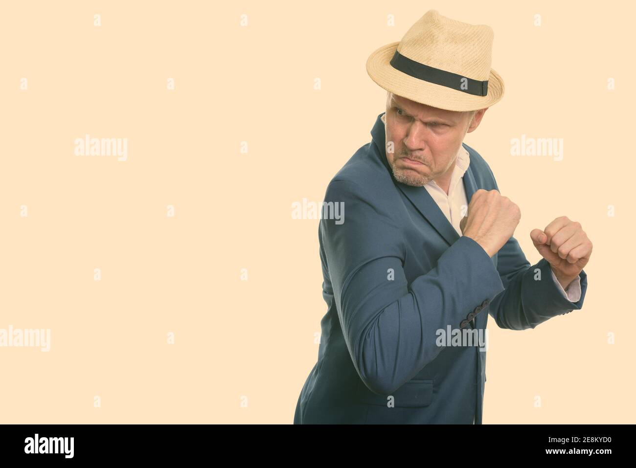 Studio shot der verärgerten reife Geschäftsmann auf der Suche wieder bereit zu kämpfen Stockfoto