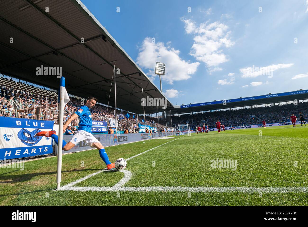 Ein Fußballspiel des VfL Bochum im Vonovia Ruhrstadion. Innenansichten des Stadions mit Fans. Stockfoto