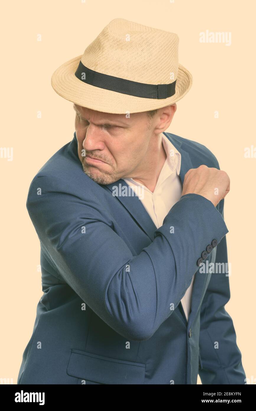 Studio shot der verärgerten reife Geschäftsmann auf der Suche wieder bereit zu kämpfen Stockfoto