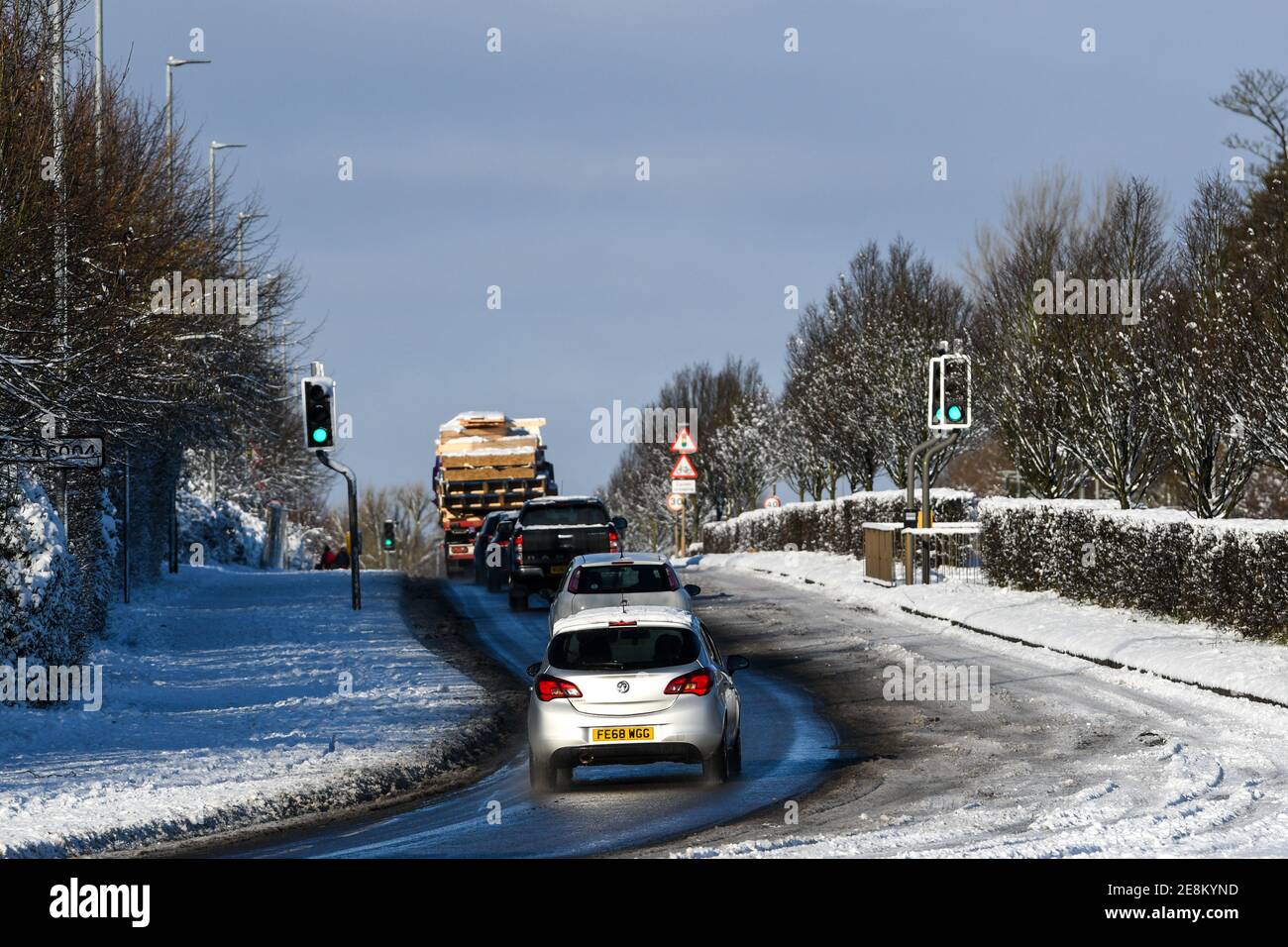 Fahrzeuge, die nach starkem Schneefall auf dem epinal Way loughborough fahren Stockfoto