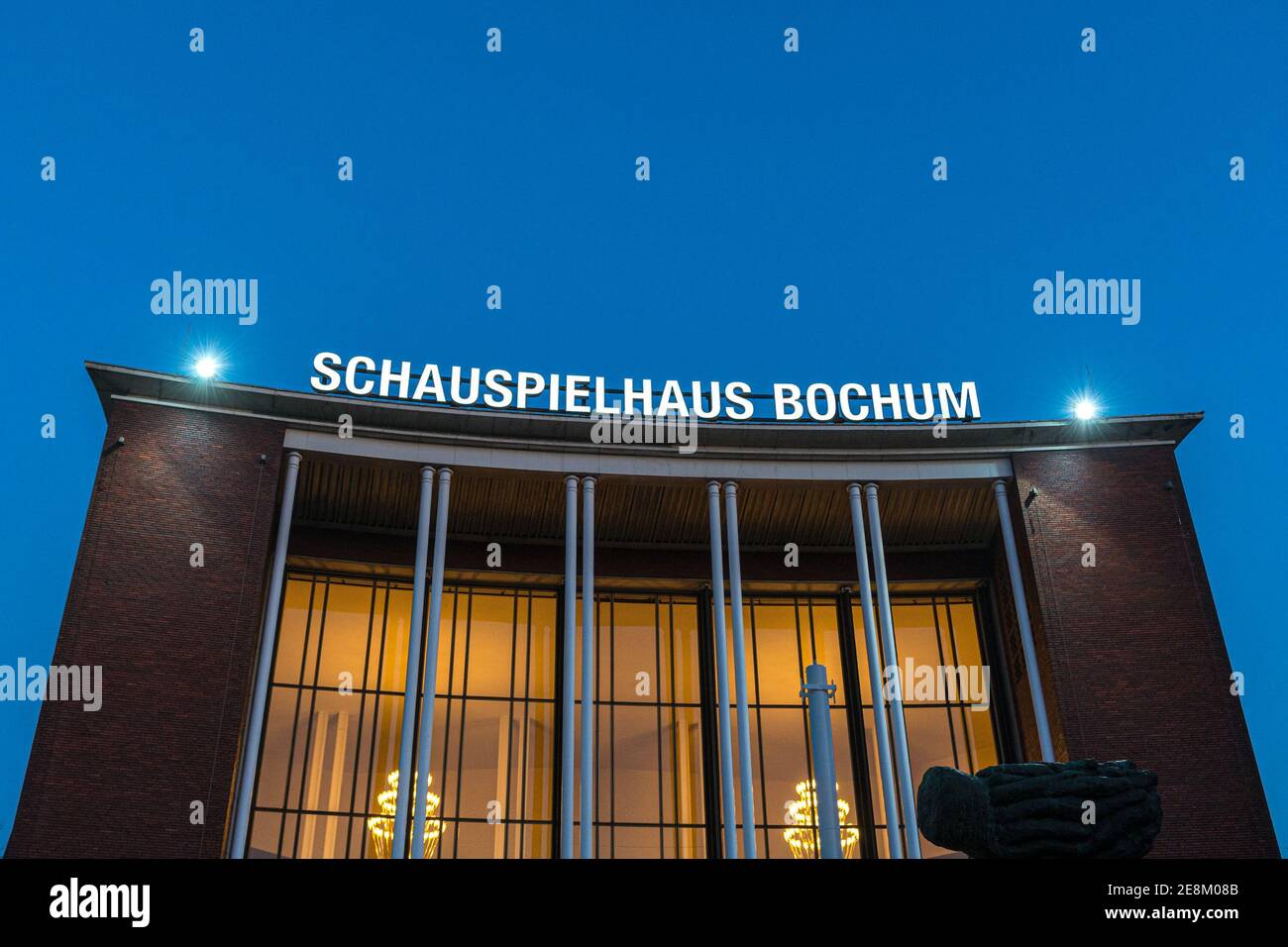 Außenansicht des Schauspielhauses Bochum am Abend. Stockfoto