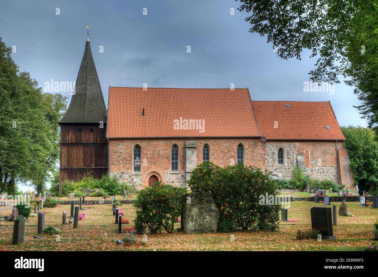 Die Mustin-Kirche ist eine der ältesten Dorfkirchen in der Region Launeburg. Stockfoto