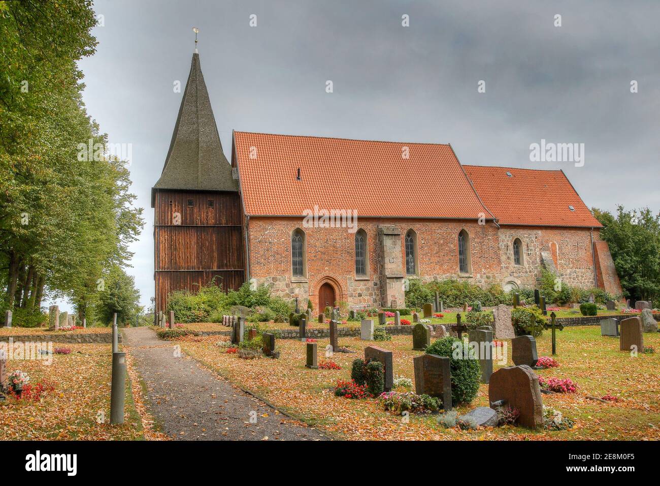 Die Mustin-Kirche ist eine der ältesten Dorfkirchen in der Region Launeburg. Stockfoto
