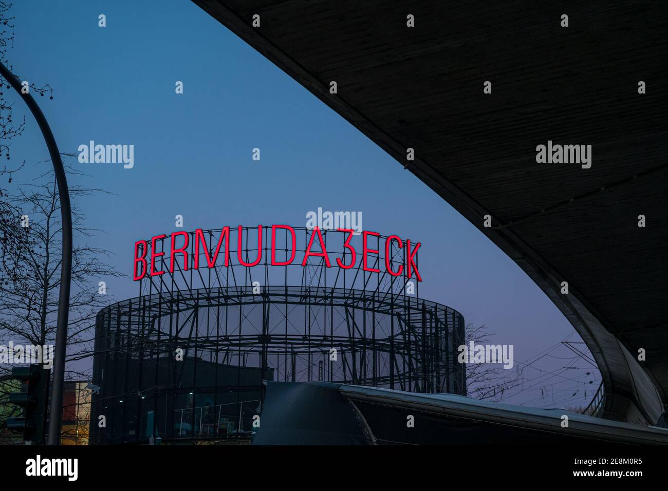 Grafische Ansicht des Bermuda3eck Neon Schriftzuges im Abendlicht am Konrad-Adenauer-Platz in Bochum. Stockfoto