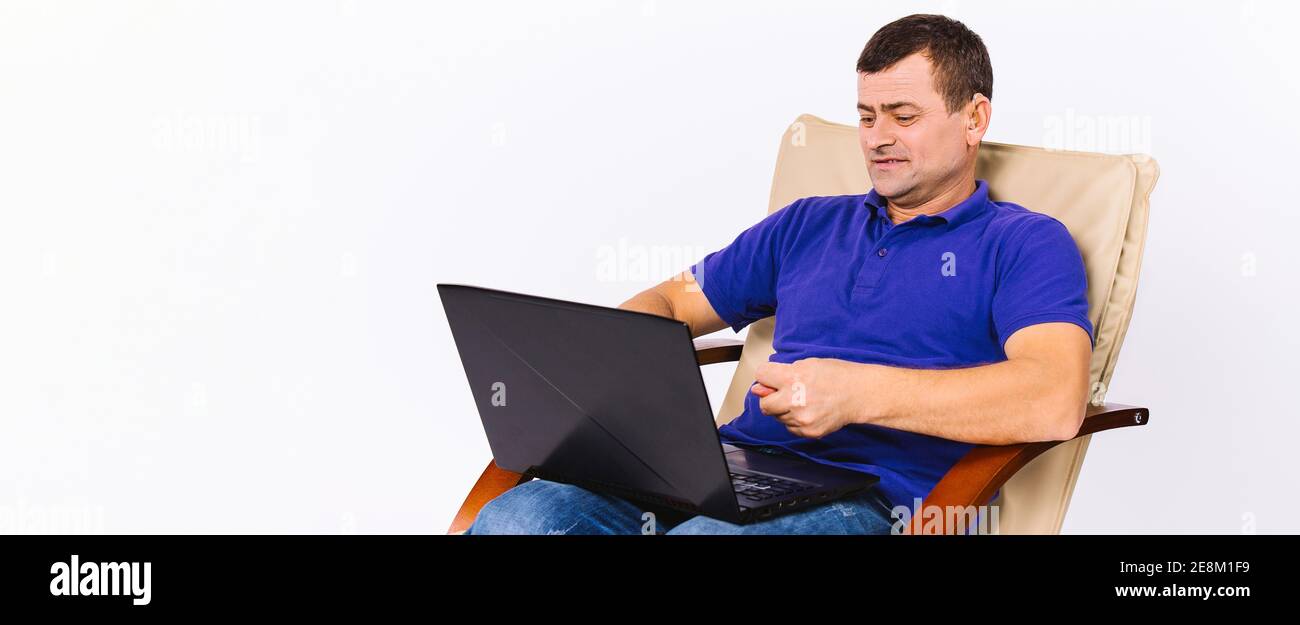 Banner, Langformat. Ein älterer gehörloser Mann kommuniziert online über einen Laptop mit Gesten und zeigt ein Zeichen des Ungestills, Macht nichts. Weiß Stockfoto