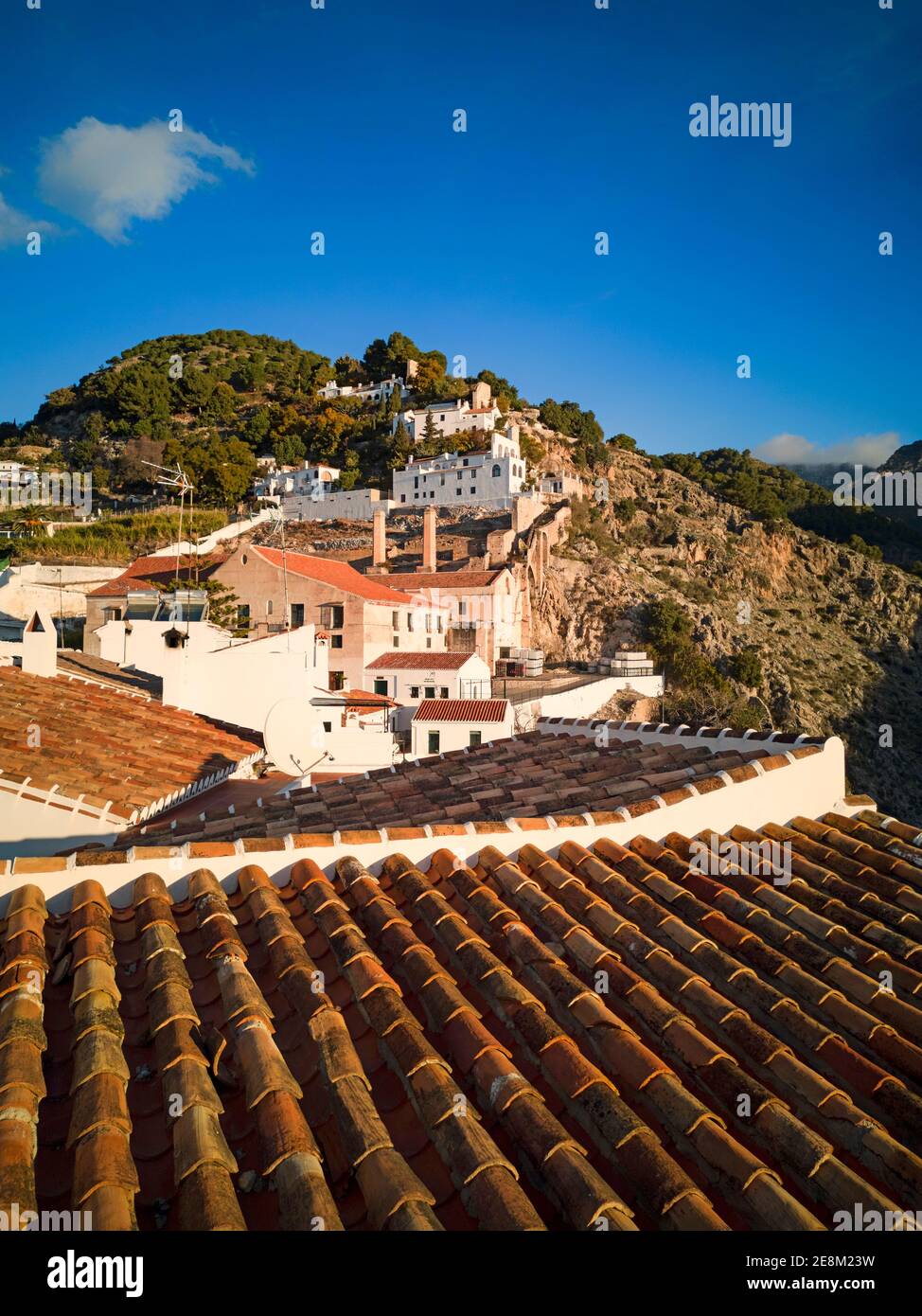 Schornsteine und Dächer der Zuckerfabrik über dem Chillar-Tal in der Sierra de Tejeda, hinter Frigiliana in der Provinz Málaga, Andalusien, Spanien. Stockfoto