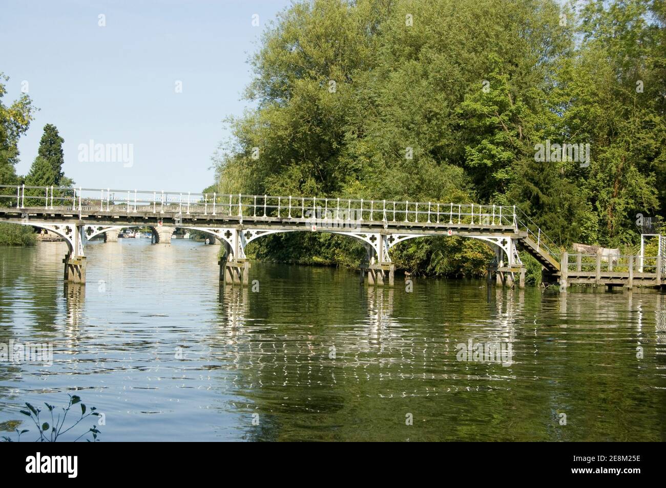 Elegante gusseiserne Fußgängerbrücke über die Themse im Guards' Club Park in Maidenhead, Berkshire. Die Brücke verbindet das Festland mit einer Insel, oder Eyo Stockfoto