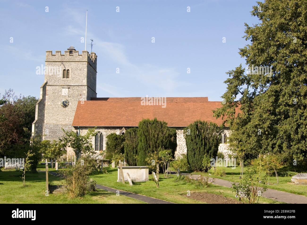Die historische Holy Trinity Church im Dorf Cookham, Berkshire. Berühmt gemalt vom lokalen Künstler Stanley Spencer. Stockfoto