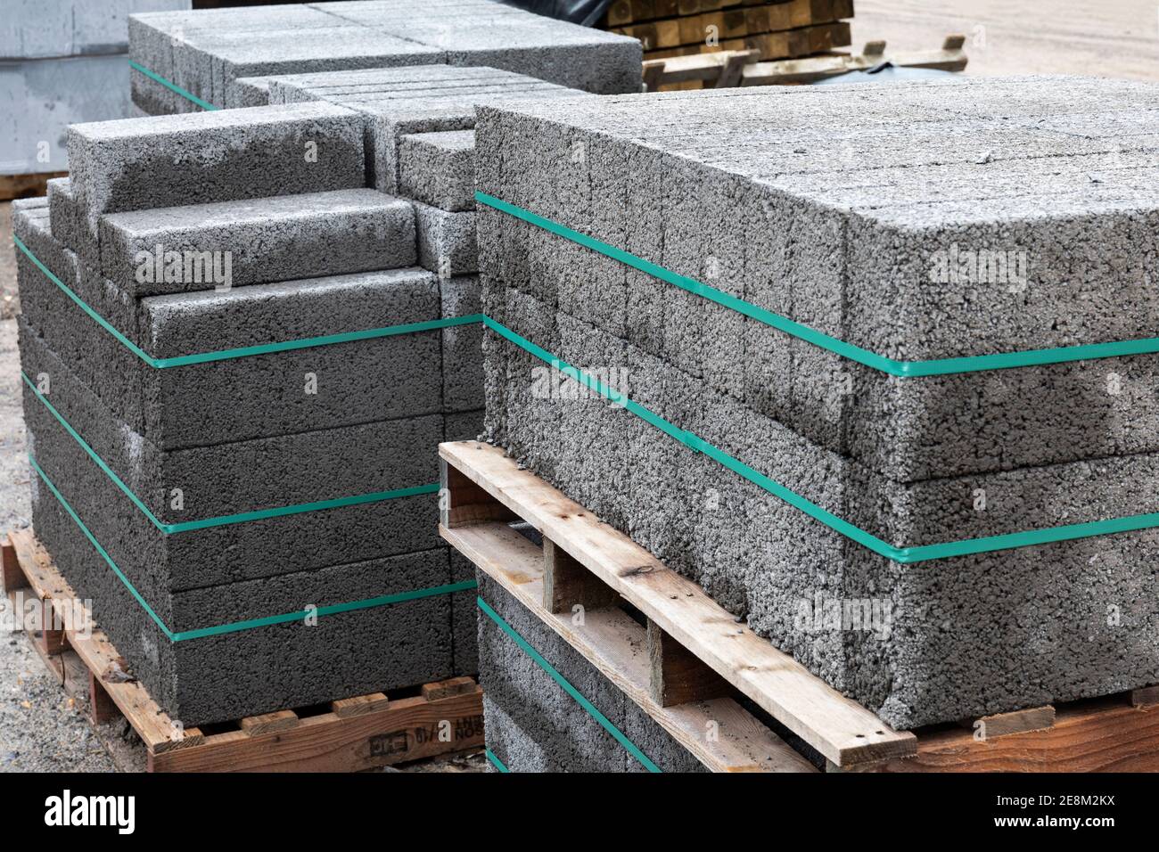 Nahaufnahme von Paletten von Betonblöcken / Breeze Blöcke zum Verkauf bei einem Bauunternehmen Händler in England, Großbritannien Stockfoto