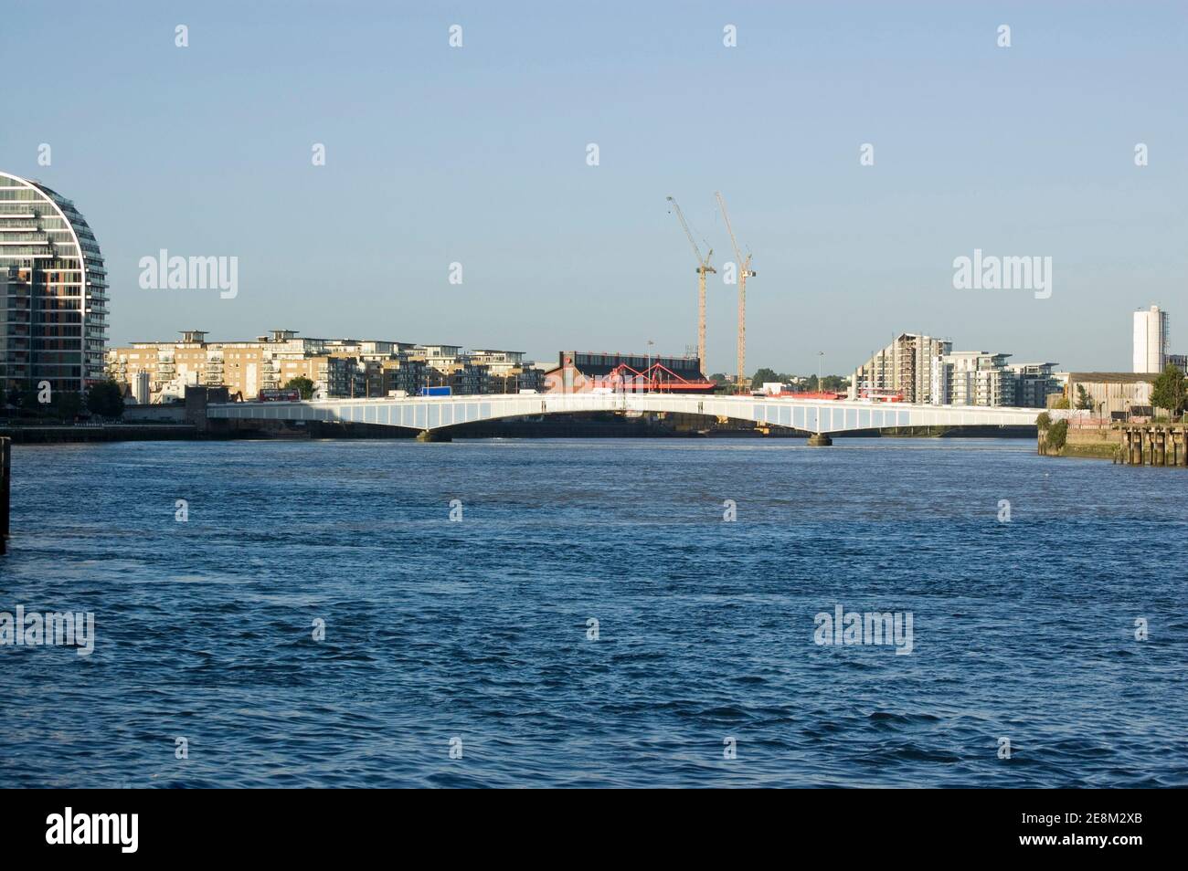 Blick entlang der Themse von Clapham in Richtung Wandsworth Bridge, London. Stockfoto