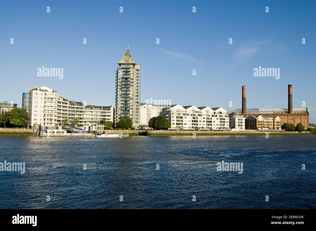 Die teuren Apartments am Flussufer des Chelsea Harbour mit Blick auf die Themse in London. Das stilllegte Lots Road Power Station befindet sich auf der rechten Seite. Stockfoto