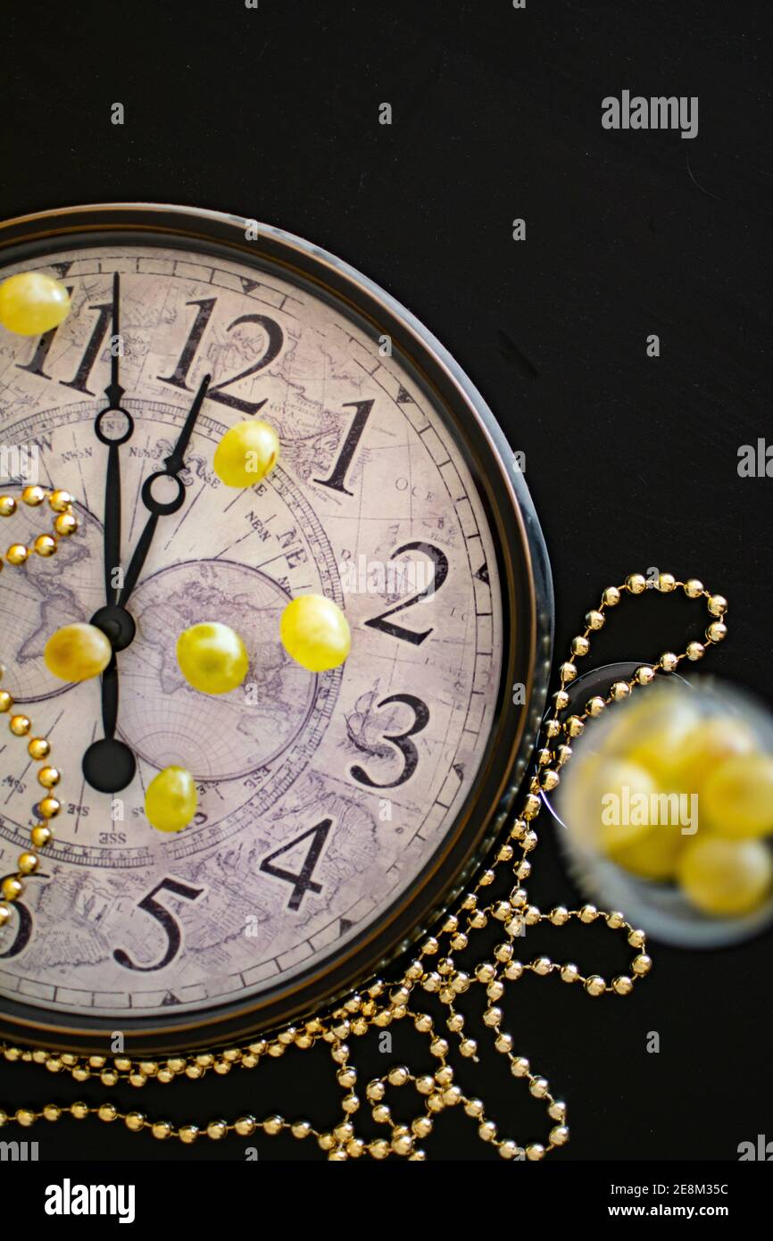 Eine Uhr, die nur wenige Minuten vor dem neuen anzeigt Jahre kommen Stockfoto
