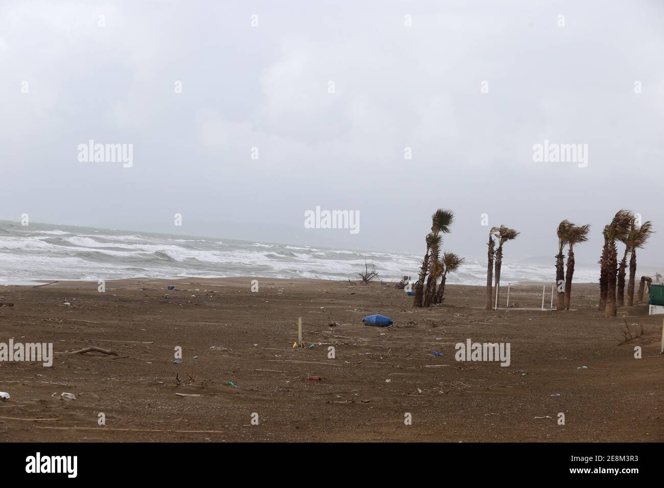 Cellole, Italia - Domenica 31 gennaio 2021: La spiaggia di Baia Domizia piena di rifiuti Stockfoto