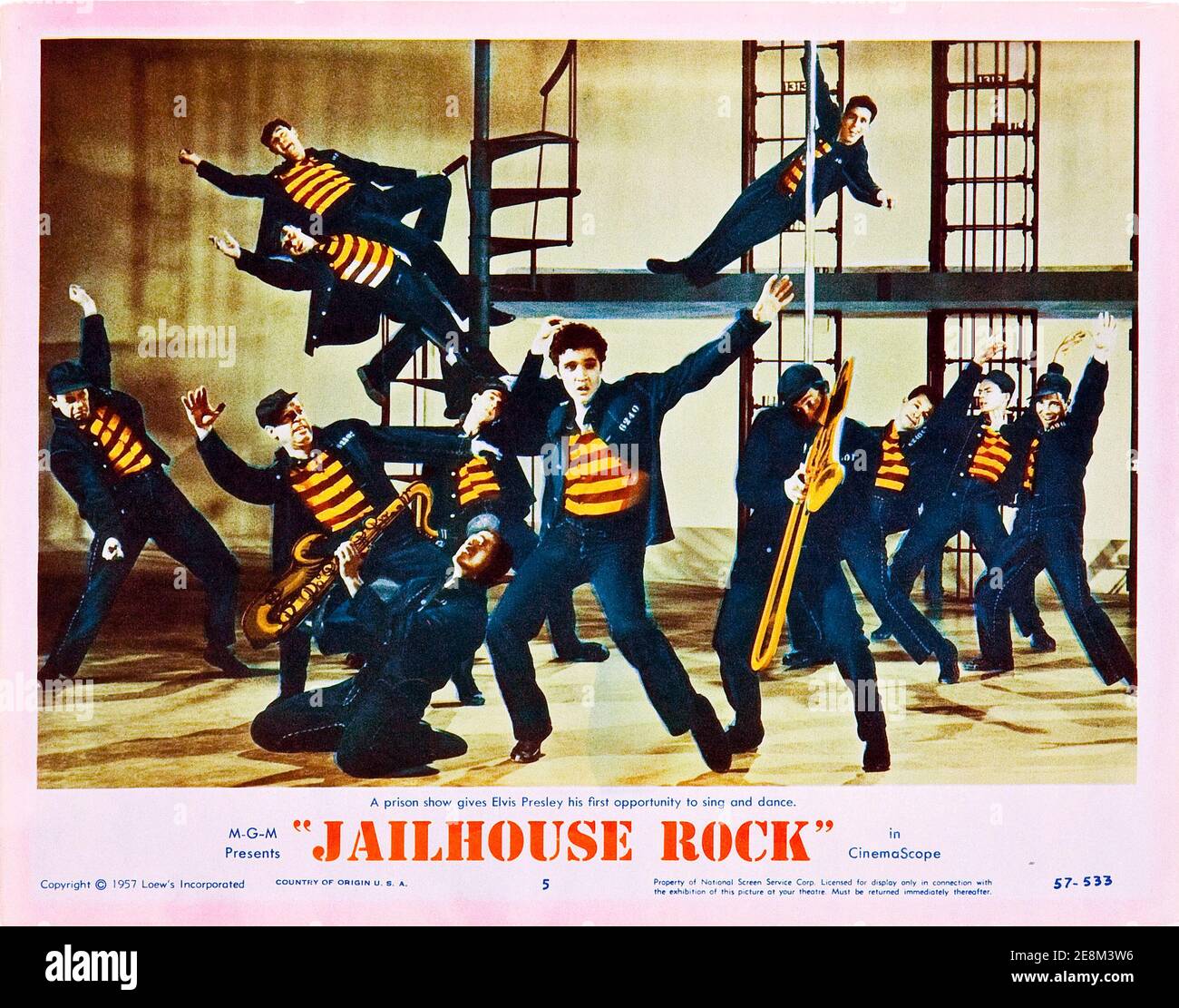 Elvis Presley, Lobby-Karte, Szene aus dem Film Jailhouse Rock 1957 'Prison Show'. Stockfoto