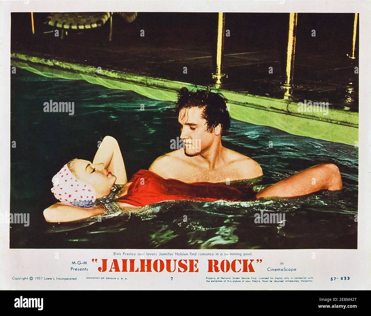 Elvis Presley, Lobby-Karte, Szene aus dem Film Jailhouse Rock 1957 - im Pool mit einer Frau Stockfoto