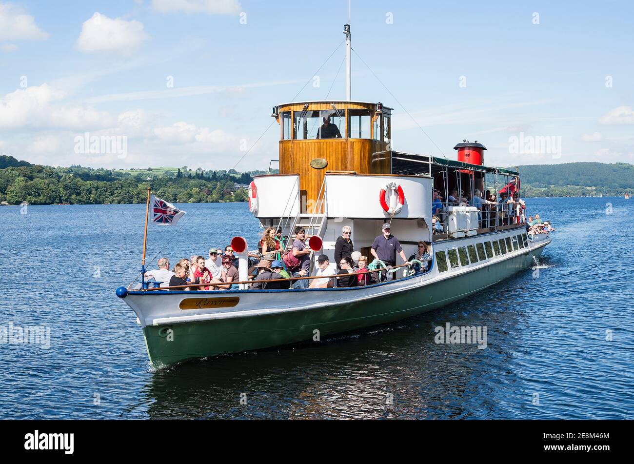 Eine Passagierfähre auf dem Lake Windermere mit Touristen aa Kreuzfahrt oder zu anderen Orten zur Ausschiffung in Cumbria VEREINIGTES KÖNIGREICH Stockfoto