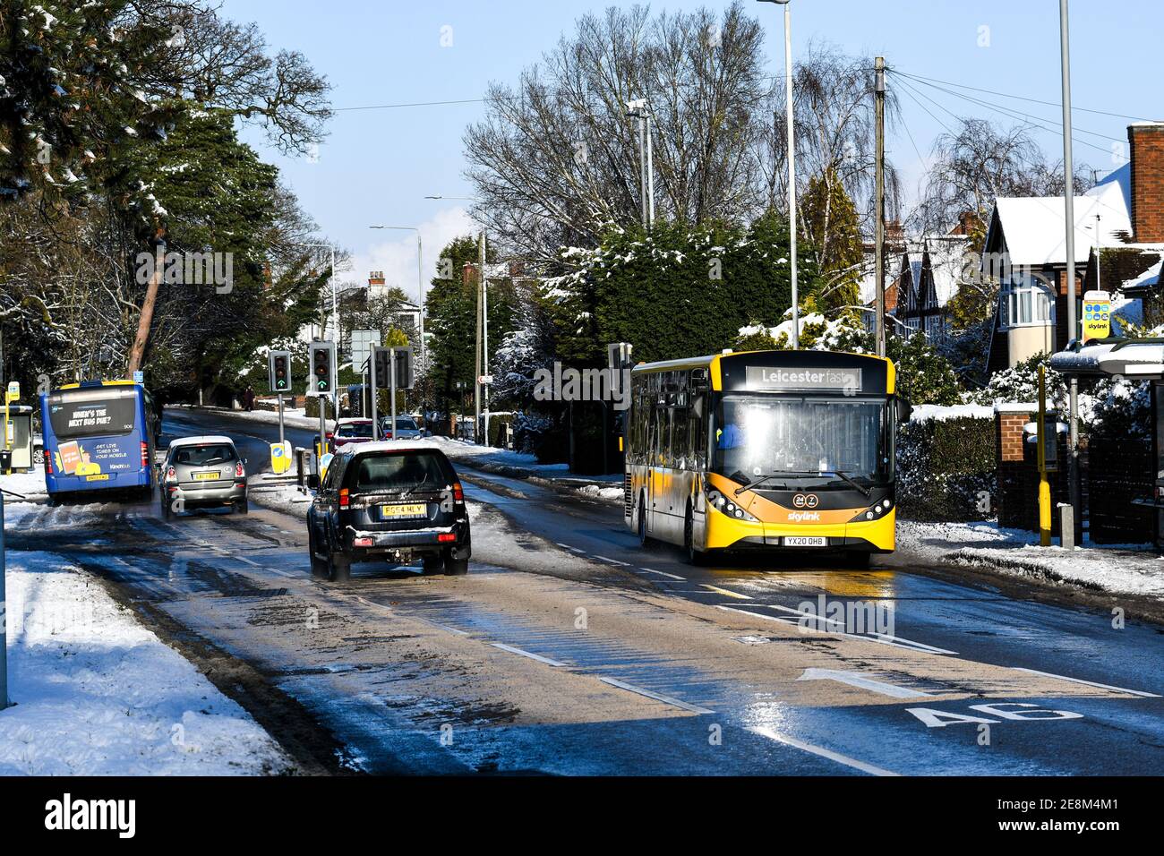 Busse fahren nach starkem Schneefall Stockfoto