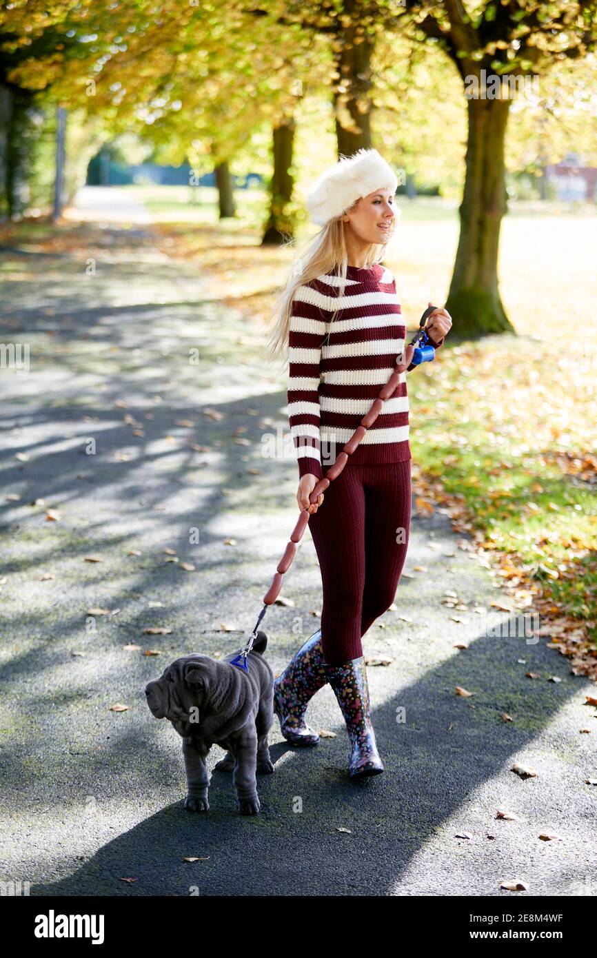 Schöne Frau im Park spazieren Stockfoto