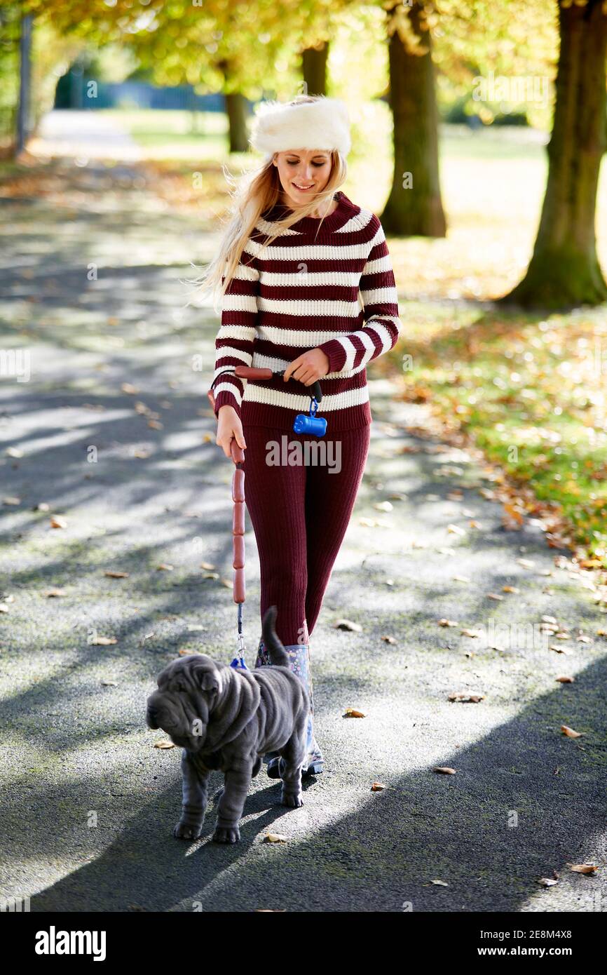 Schöne Frau im Park spazieren Stockfoto