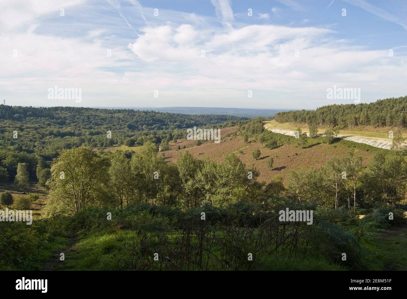 Blick vom Hindhead Common des tiefen Tals bekannt als der Teufel Punchbowl in Surrey. Der Verkehr auf der Hauptstraße A3 wurde nun in einem Tunnel begraben Stockfoto