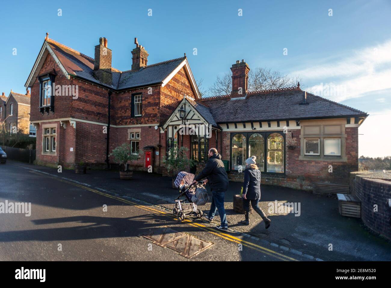 Heathfield, 25. Januar 2021: Der ehemalige Bahnhof, heute Bistro, in der Marktstadt Heathfield in der Mitte von Sussex Stockfoto