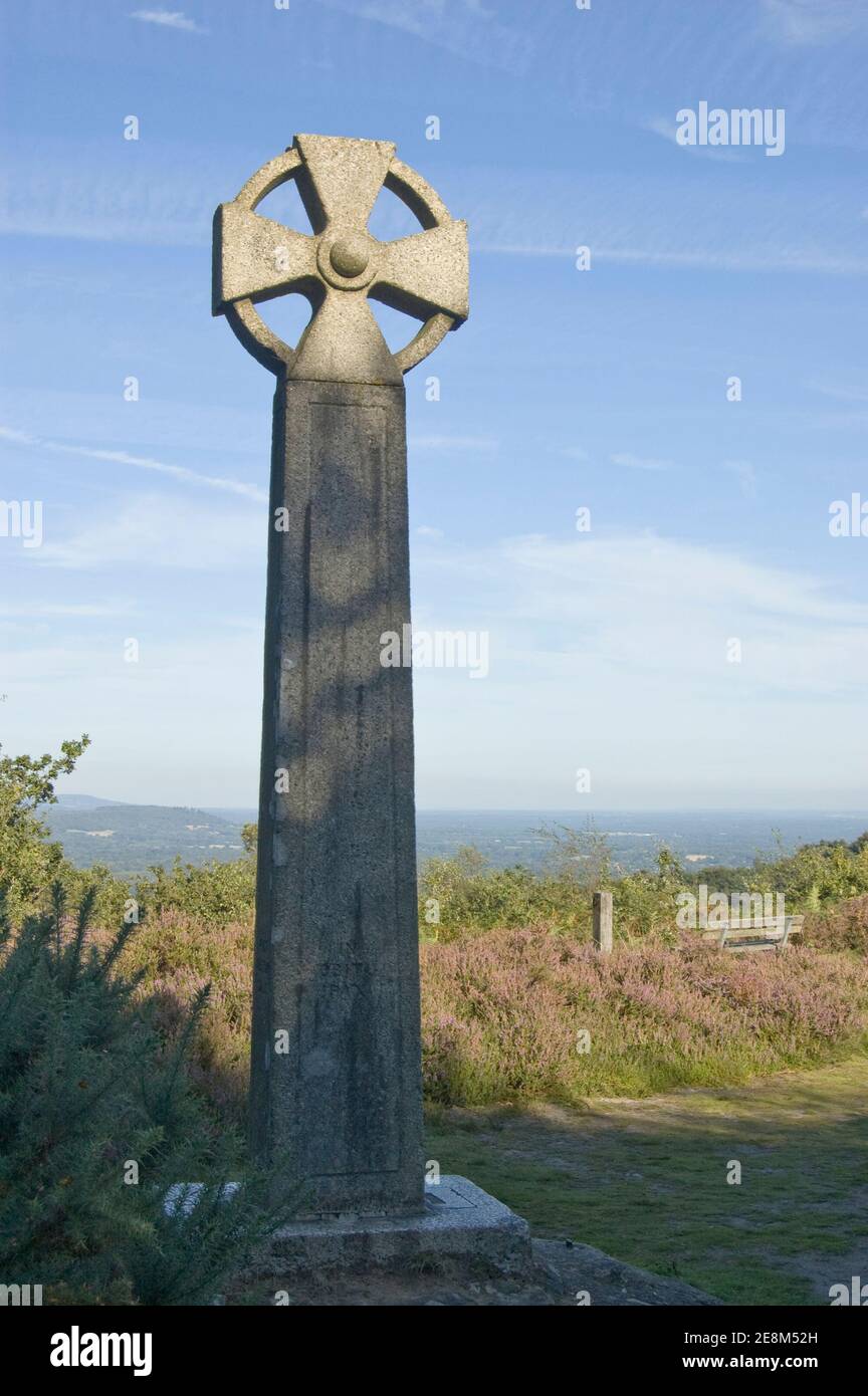 Das historische keltische Kreuz, das die Stelle markiert, an der die Leichen von Kriminellen am Gibbet Hill auf Hindhead Common aufgereiht wurden. Der Hügel blickt auf die Devi Stockfoto