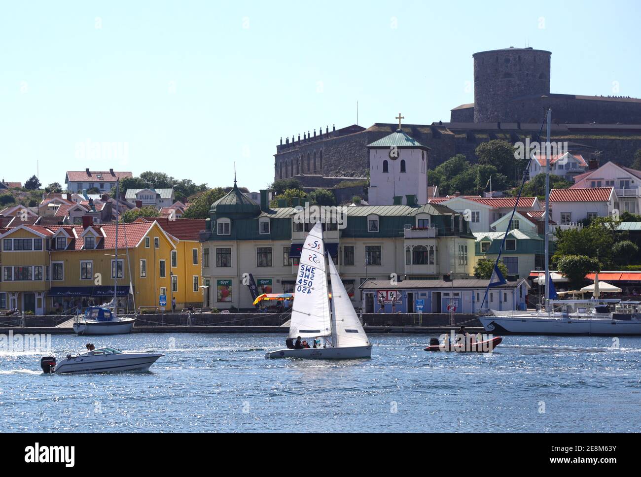 MARSTRAND, SCHWEDEN - 26. JUNI 2019: Marstrand ist ein urbanes Gebiet in der Gemeinde Kungälv, auf Marstrandsön. Festung Karlsten im Hintergrund. Stockfoto