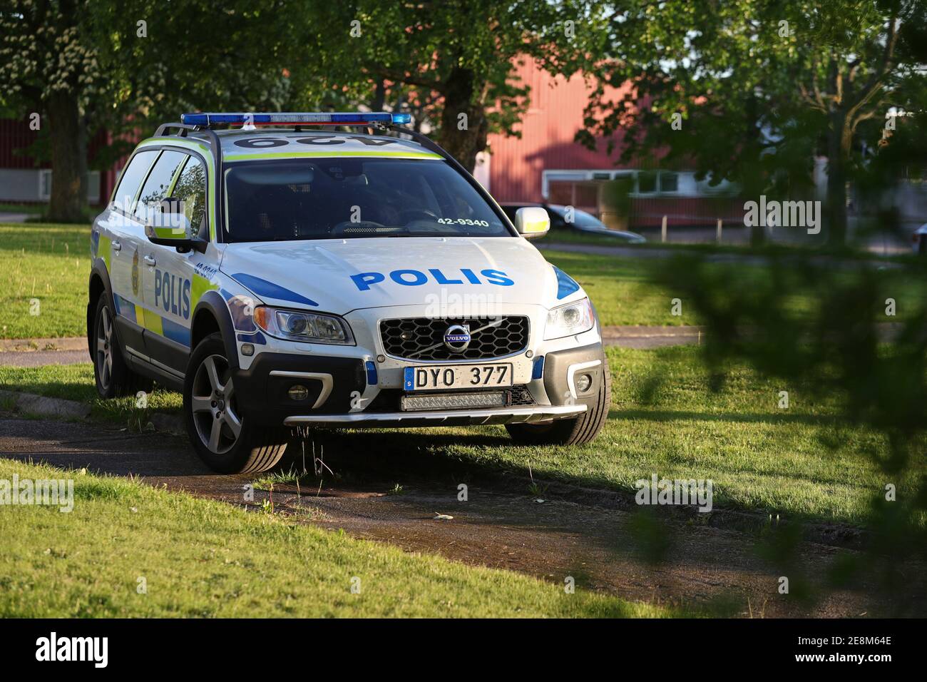 MOTALA, SCHWEDEN- 29. MAI 2020:Polizeiauto an einem Tatort. Stockfoto