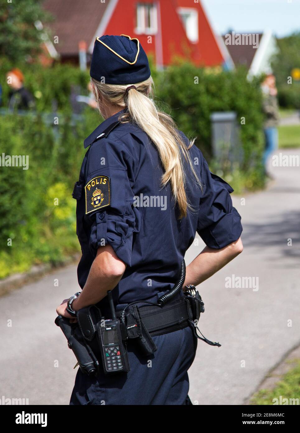 LINKÖPING, SCHWEDEN- 26. JUNI 2014:EINE Polizistin. Stockfoto