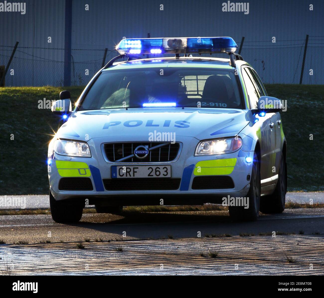 LINKÖPING, SCHWEDEN - 8. DEZEMBER 2020: Schwedischer Polizeiwagen an einem Tatort. Stockfoto
