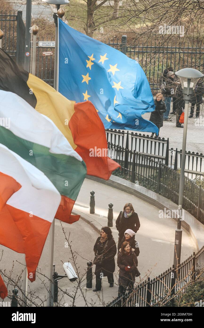 EU-Flaggen außerhalb des Europäischen Parlaments, Brüssel, Belgien - 02. März 2011 Stockfoto