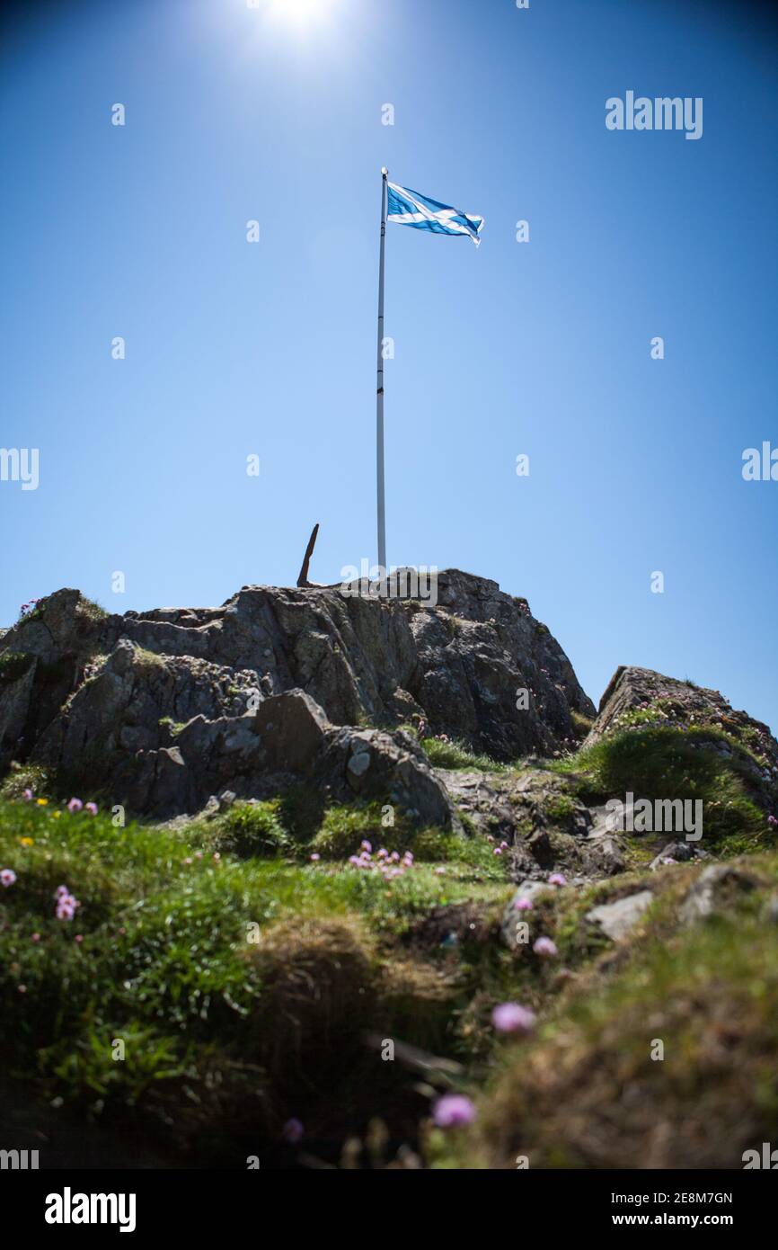 Saltyre fliegt im Wind auf einem Hügel An einem sonnigen Tag Stockfoto